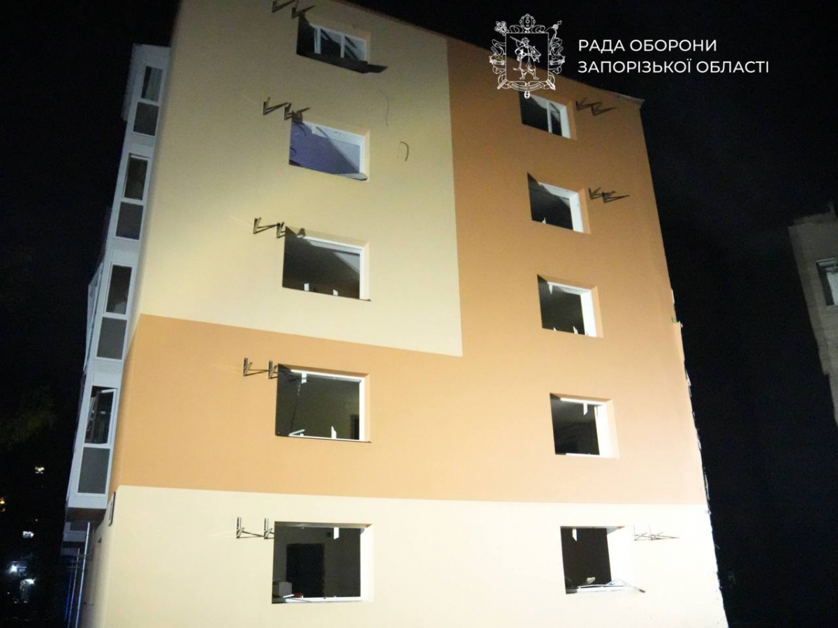 Будинок обстріляли вже вчетверте: у Запоріжжі внаслідок ракетного удару поранено п'ятьох, серед них дитина (фото, відео)