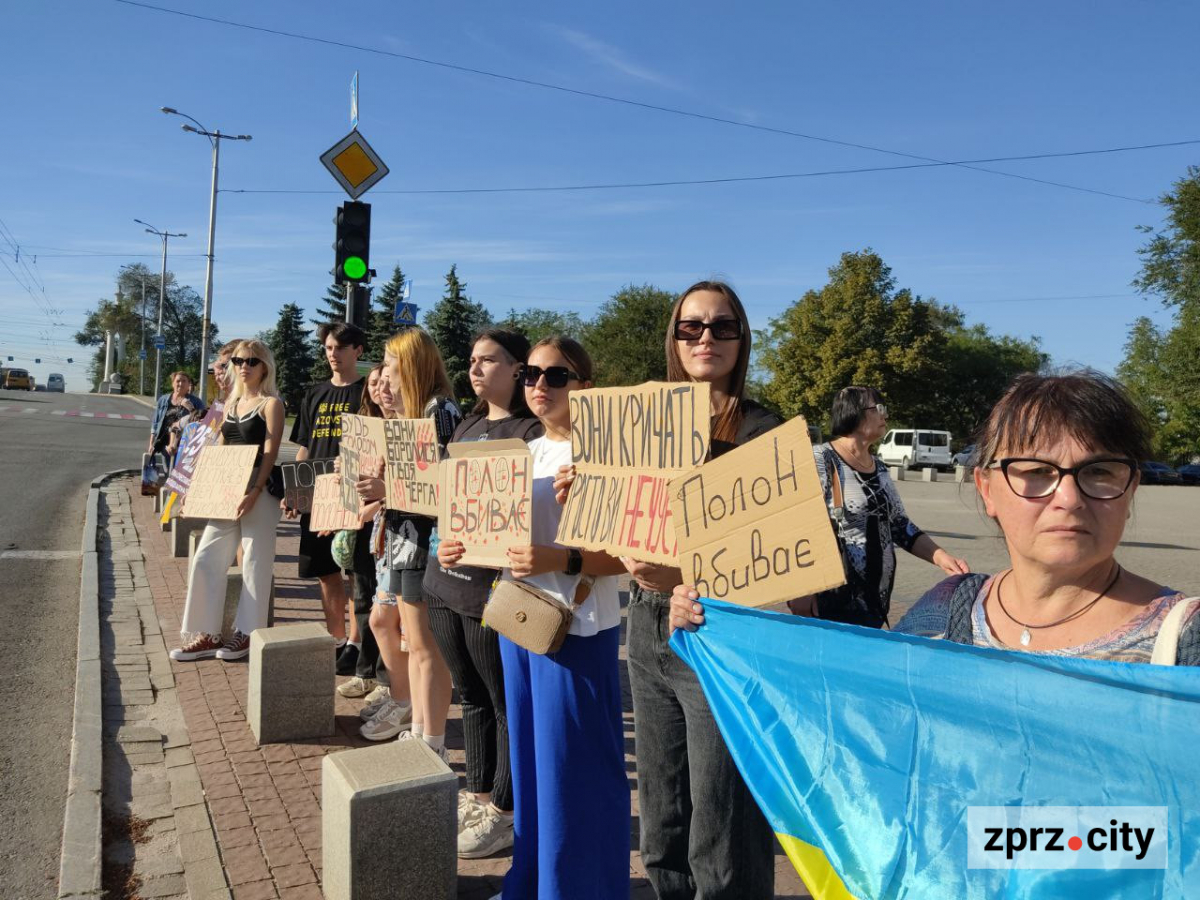  "Боротися, поки всі не повернуться додому" - у Запоріжжі відбулася акція на підтримку полонених захисників (фото)