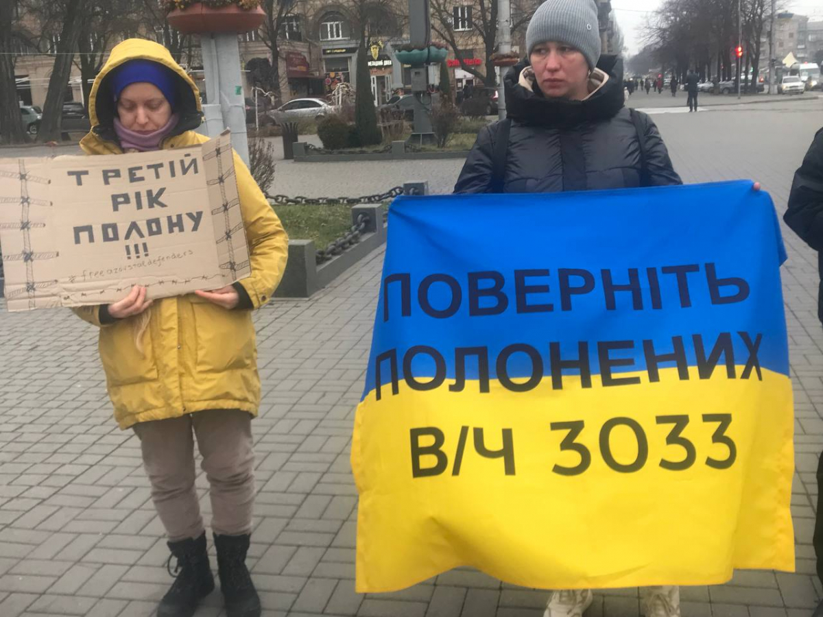 Стіл з пустими стільцями — у центрі Запоріжжя родини військовополонених нагадали про свій біль