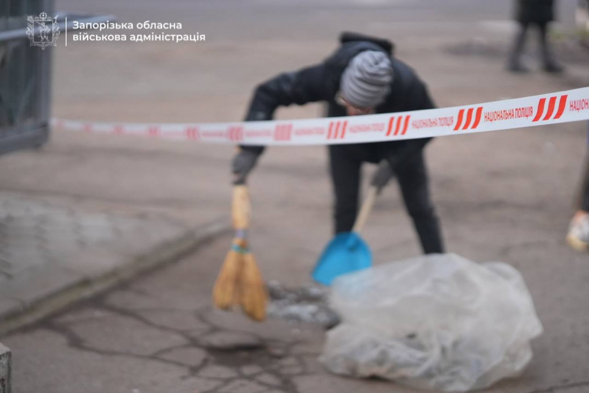 "Скло потрапило у горло, я дістала осколок, - у Запоріжжі очевидці розповіли про удар дрона по супермаркету  (фото, відео)