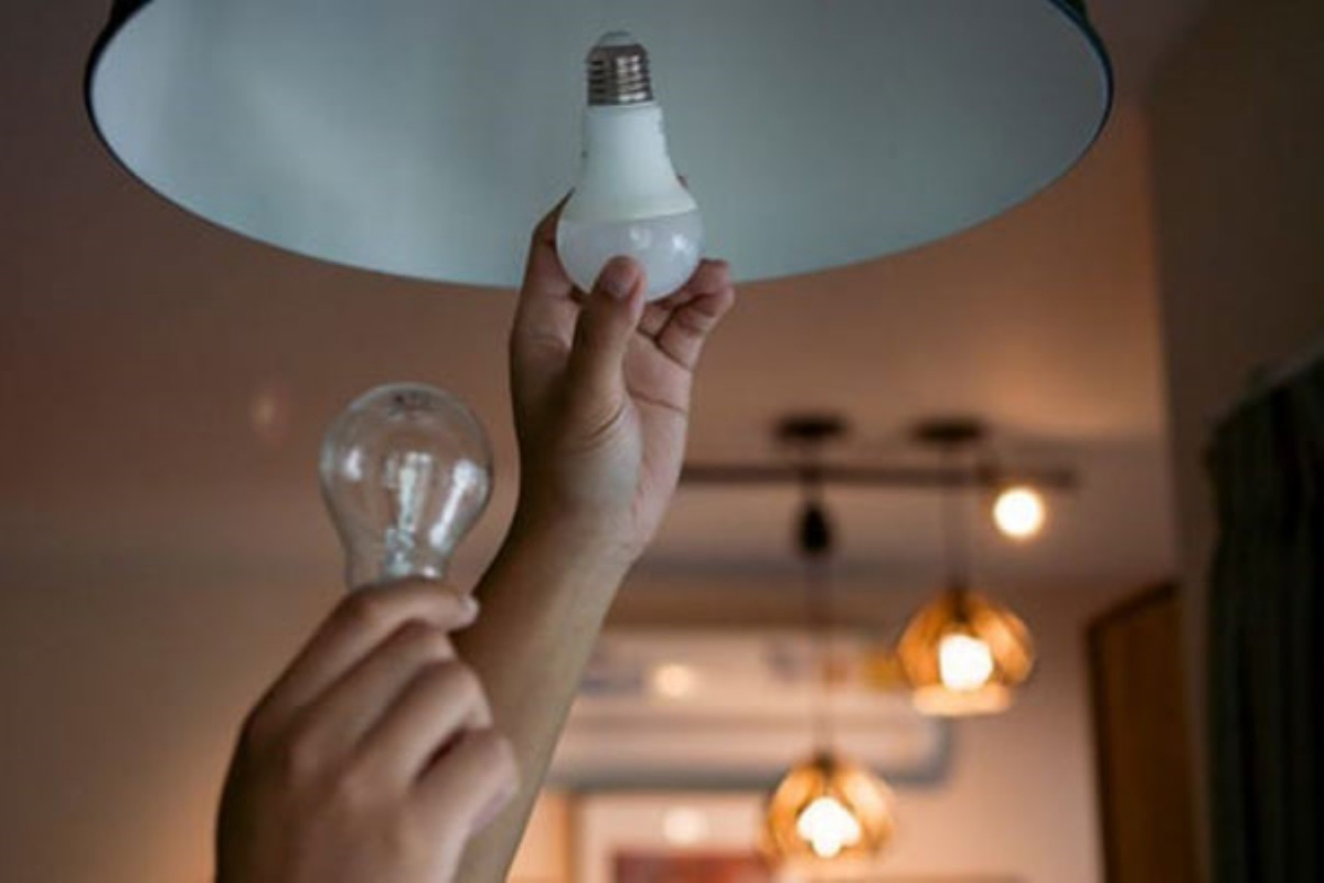 Запорізькі пенсіонери можуть додатково обміняти ще п'ять звичайних ламп на енергозберігаючі
