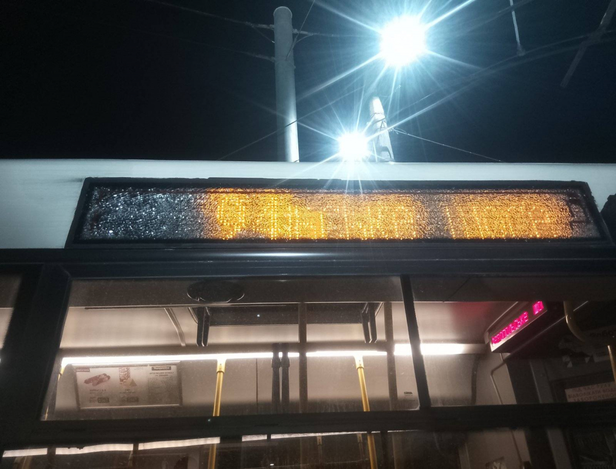 Транспорт під прицілом - у Запоріжжі вандали розтрощили три автобуси (фото)