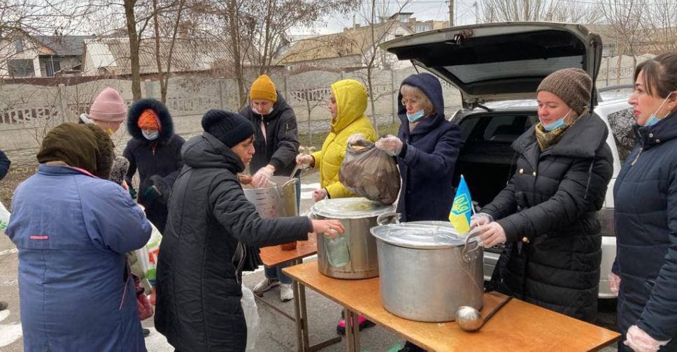 В Бердянске начали работать кухни с горячими обедами - фото