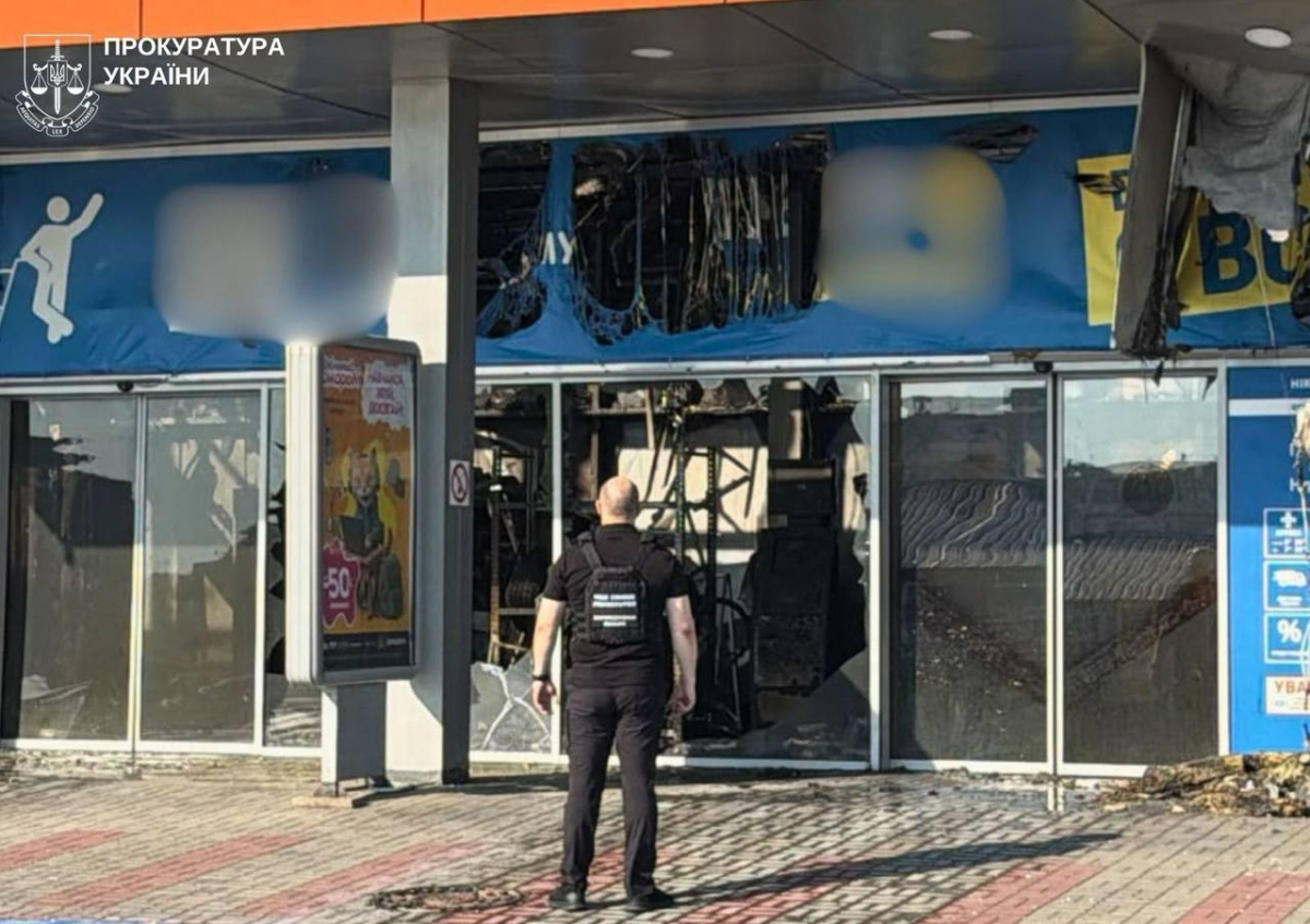 Атакували безпілотниками спальний район: у Запоріжжі росіяни знищили торговий центр (фото, відео)