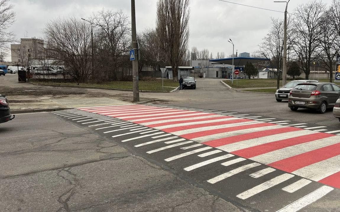 У Хортицькому районі облаштували підвищений пішохідний перехід (фото)