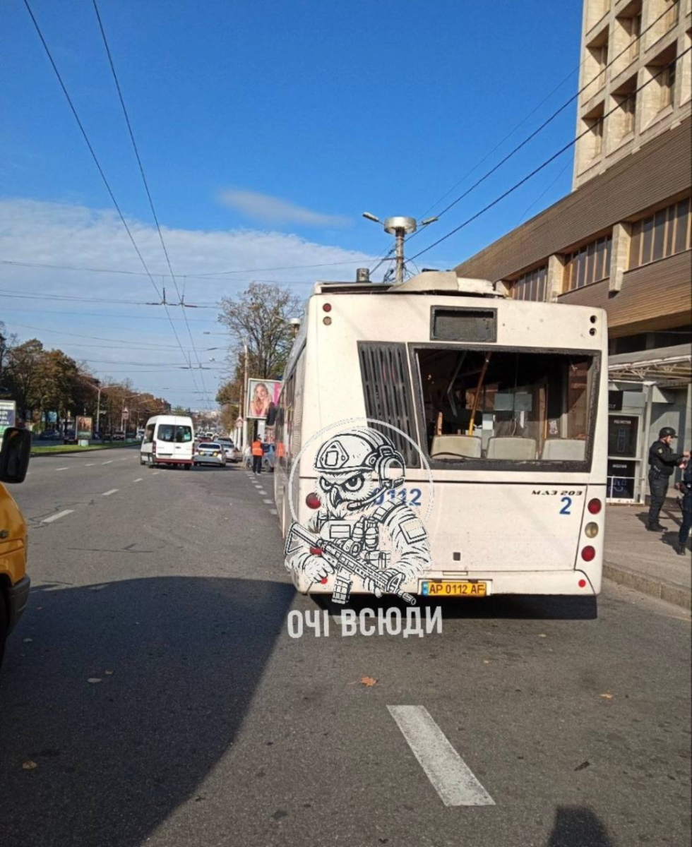 Росіяни двічі атакували Запоріжжя: дрон влучив в автобус, ракета спричинила пожежу (фото, відео)