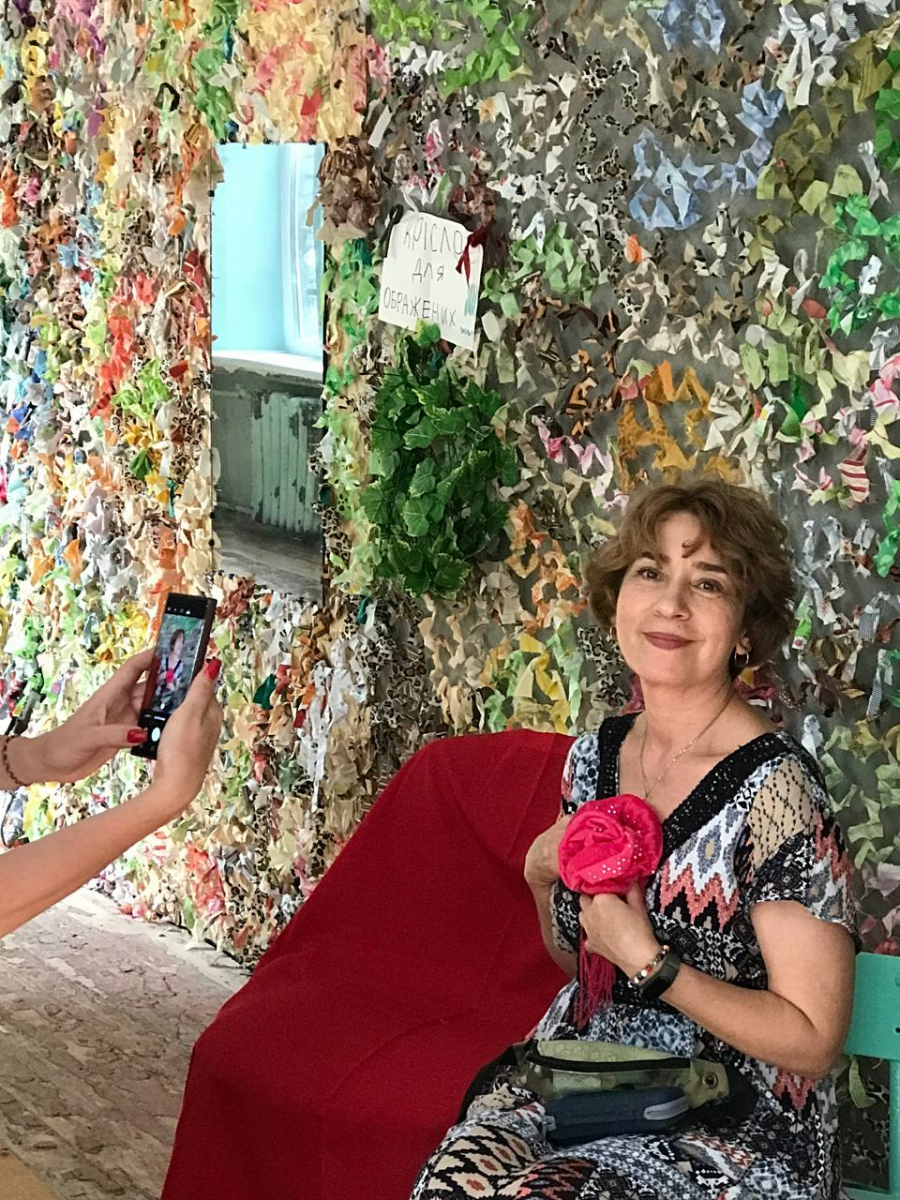 На честь троянди: у запорізькому волонтерському центрі влаштували душевне свято - фото