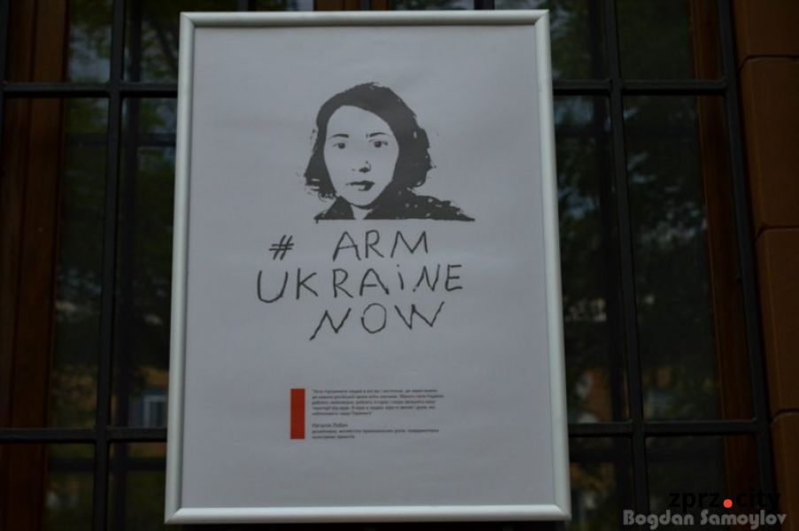 Гостра сатира та кров ворогів: у Запоріжжі відкрили виставку плакатів про війну