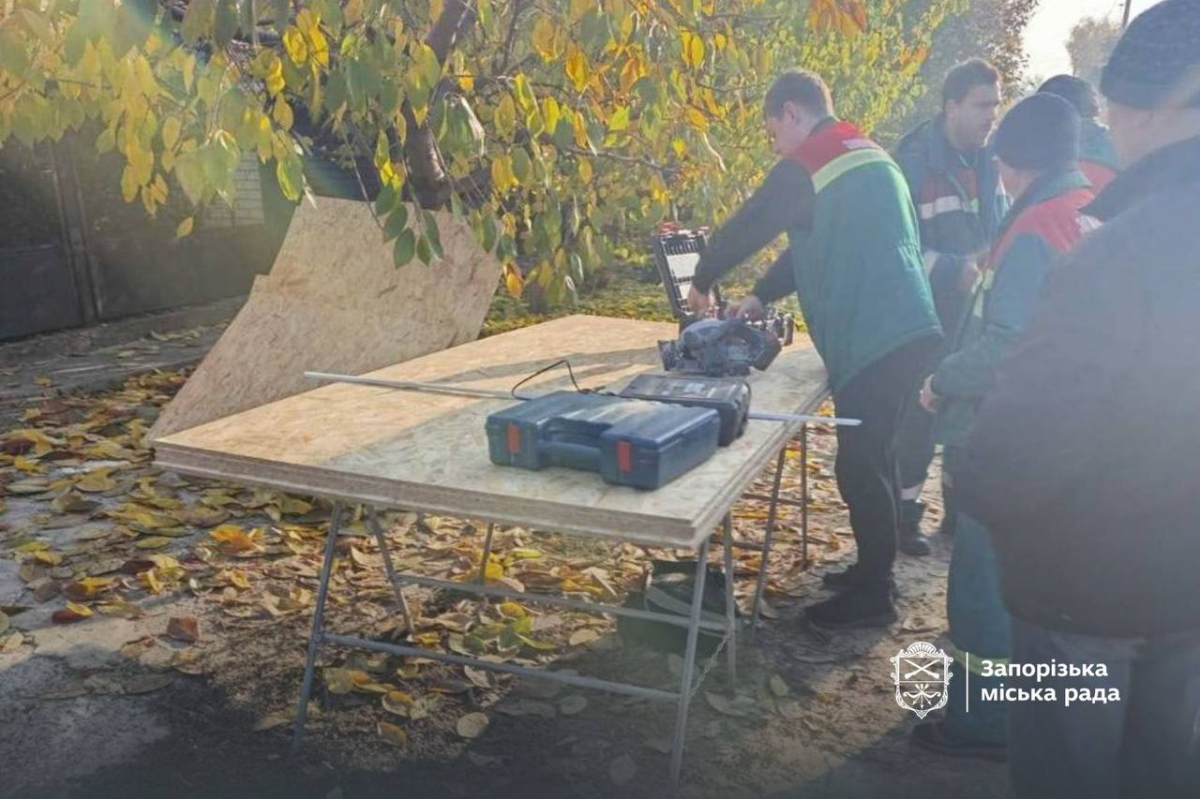 Задокументували шкоду довкіллю - у Запоріжжі на місці влучань російських ракет працювали екологи (фото)