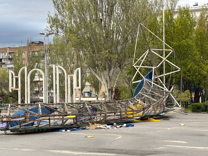 Зруйнована арка та пошкоджений дах філармонії: у Запоріжжі триває ліквідація наслідків буревію (фото, відео)