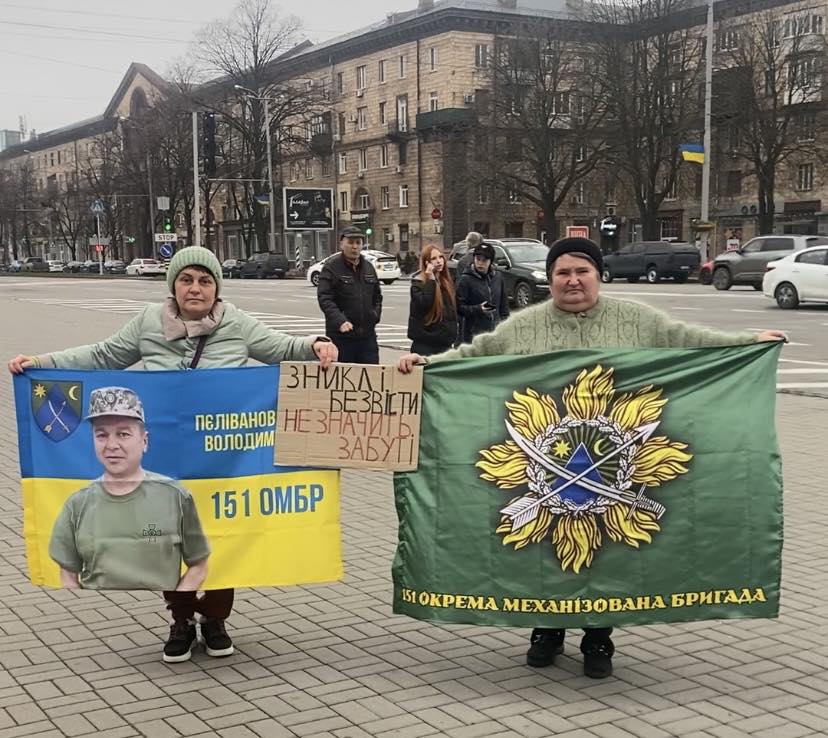 "Наш біль і наша надія" - у Запоріжжі провели автопробіг та акцію на підтримку військовополонених (фото)