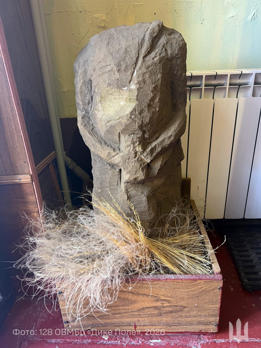 На Запоріжжі військові врятували кам’яних баб від російських авіабомб (фото)