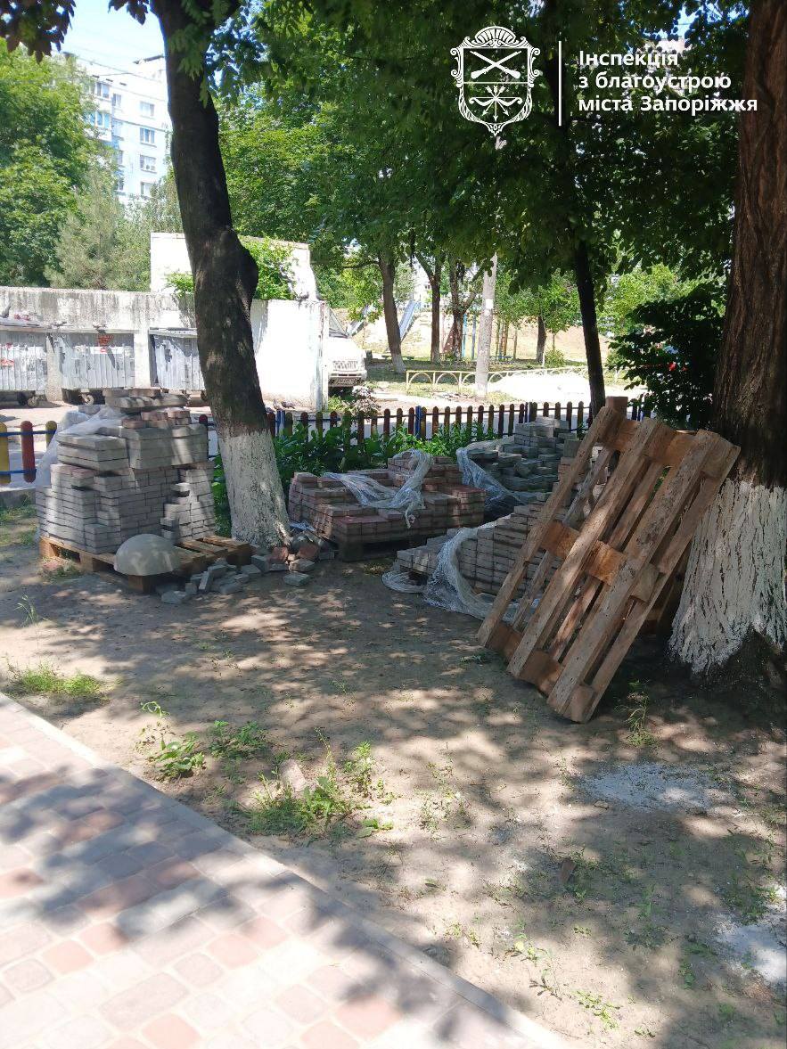 Влаштували безлад у дворі - в центрі Запоріжжя проводили будівельні роботи без дозволу (фото)