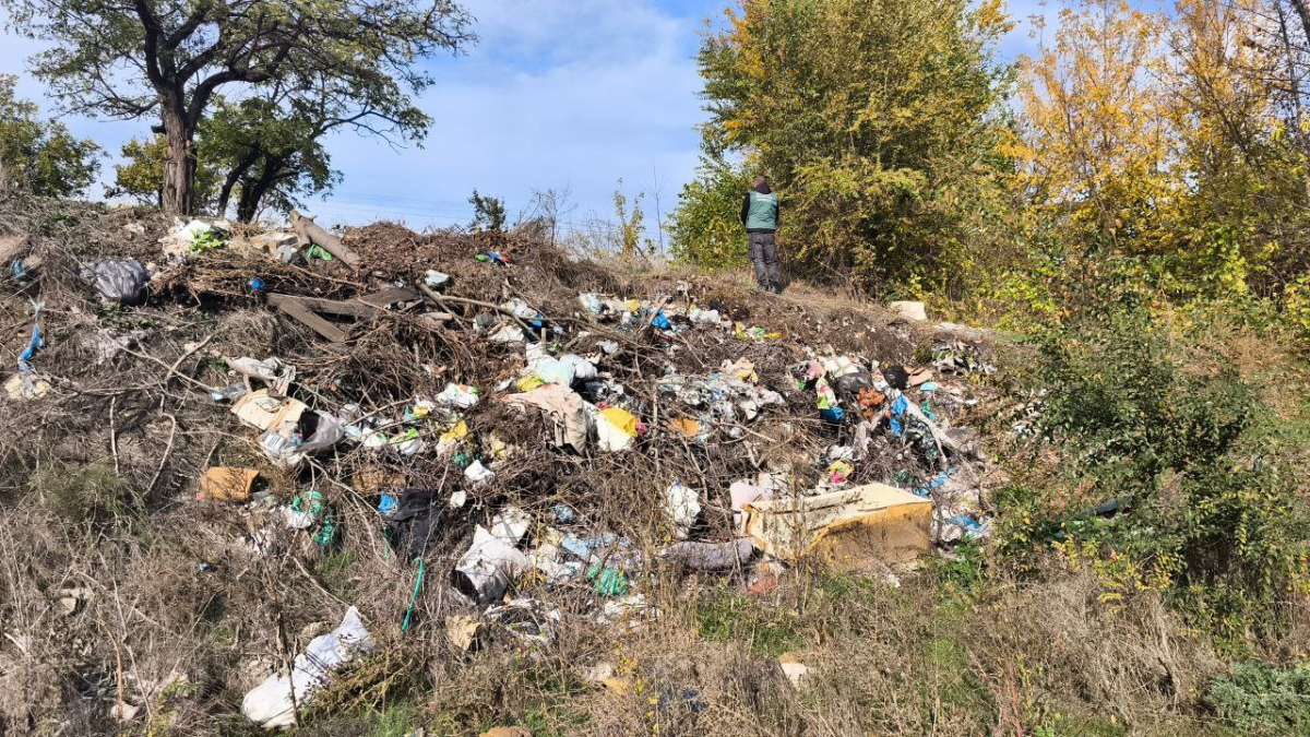 Сміття розповзлося по схилу -  у Запоріжжі виявили незаконне звалище (фото)