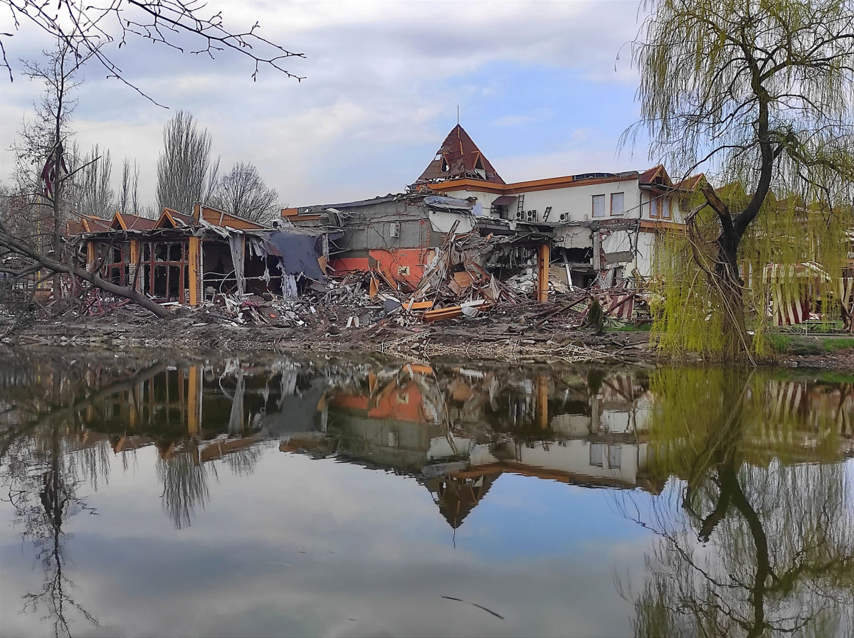 Чому в головному парку Запоріжжя не прибирають руїни ресторану, який зруйнувала ракета восени