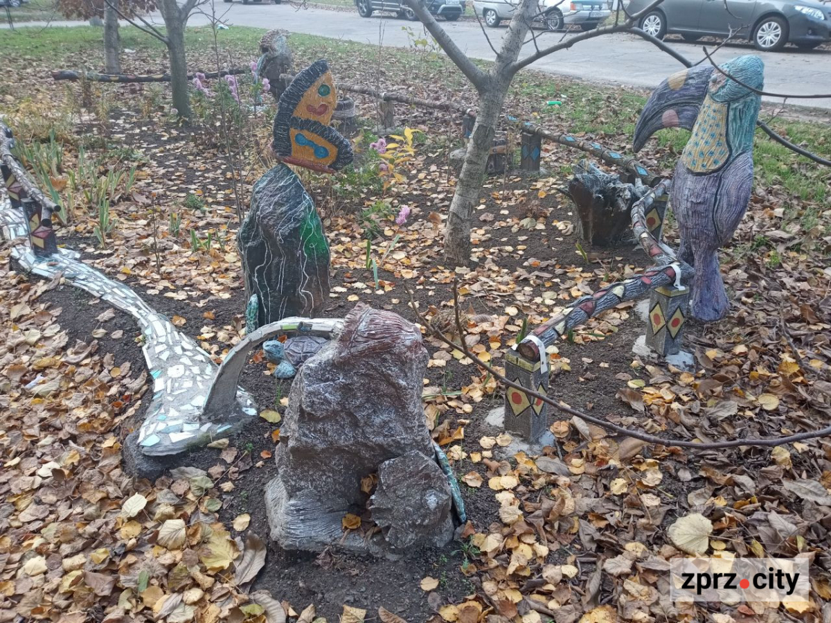 Казковий какаду, метелик і черепаха - запоріжець створив біля зупинки незвичайну зону (фото)