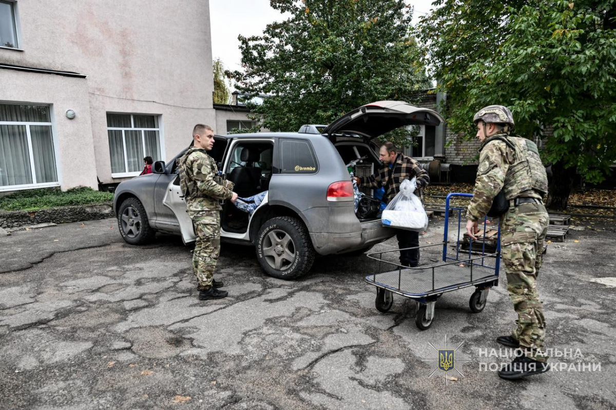 На Запоріжжі поліцейські з капеланами вивезли з Комишувахи трьох людей і вівчарку (фото)