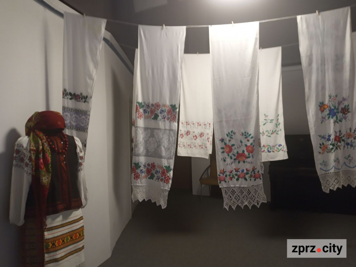 У запорізькому музеї з розмахом відзначили День вишиванки: можна подивитись виставку з унікальними експонатами – фото