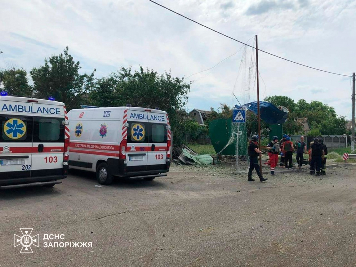 Ворог вдарив КАБами біля зупинки з людьми в селищі Балабине Запорізького району: подробиці трагедії (фото)