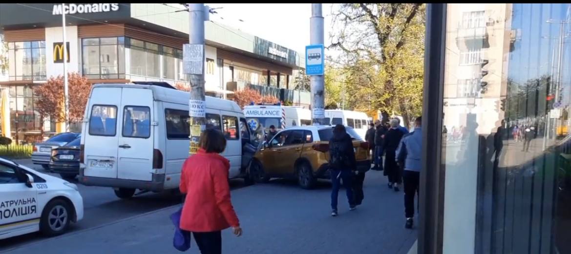 На зупинці в центрі Запоріжжя легковик протаранив маршрутку: відео та подробиці