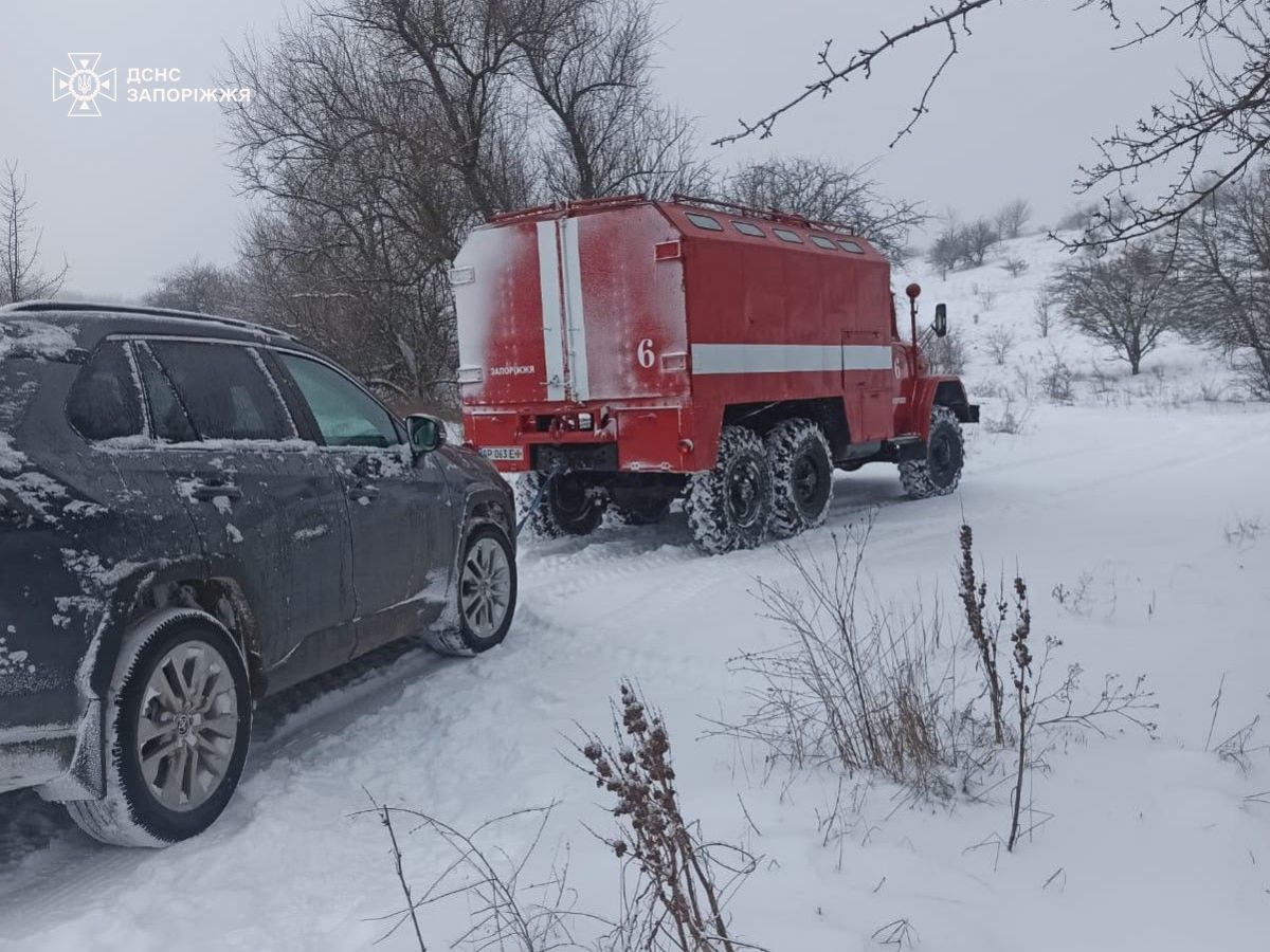 У Запоріжжі триває боротьба зі снігом - рятувальники визволяли автомобілі (фото)