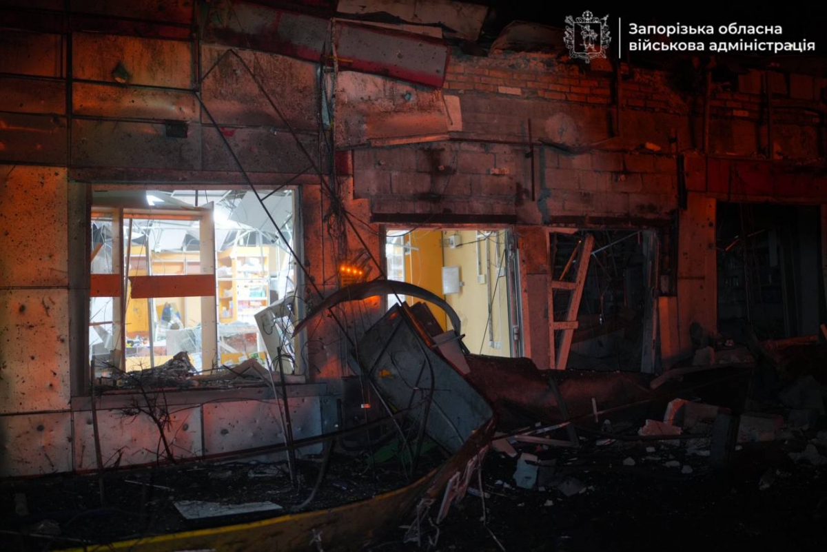 «Було чисто й людно, а сьогодні — уламки»: що розповідають очевидці нічного удару по Запоріжжю (фото, відео)