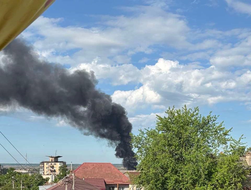 Ранковий обстріл росіян по Запоріжжю спричинив масштабну пожежу на об'єкті інфраструктури (фото)