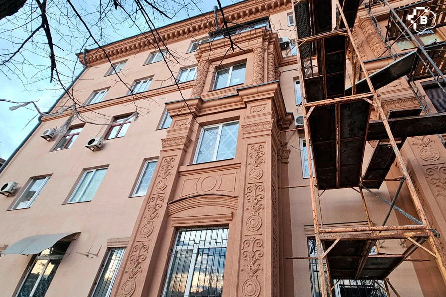 Відновили каркас і частково фасад - в Запоріжжі триває ремонт будинку на проспекті Соборному (відео)