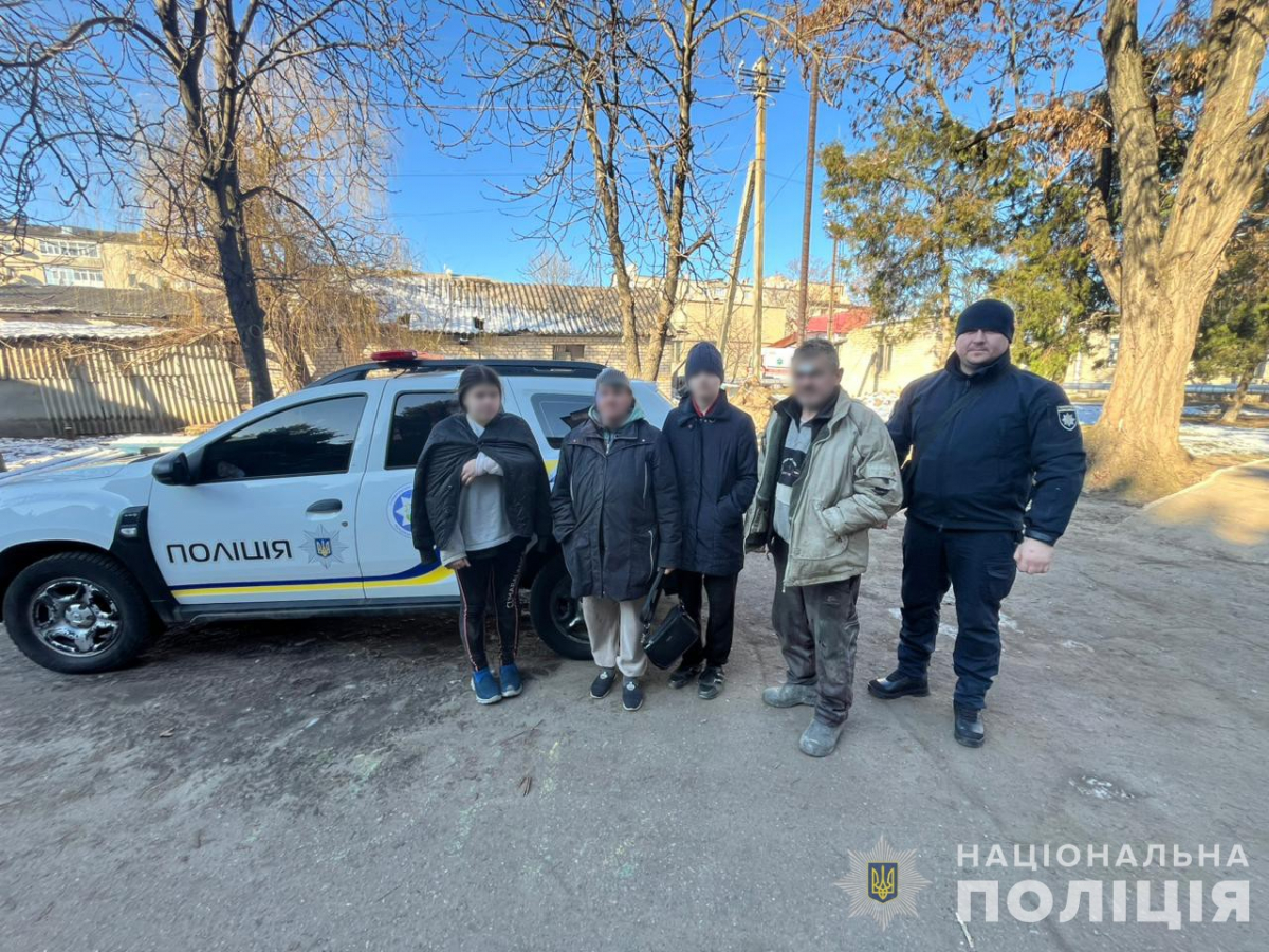 Їхали полями - родина з дітьми, що постраждала під час обстрілу Гуляйполя, таємно повернулася додому після примусової евакуації (фото)