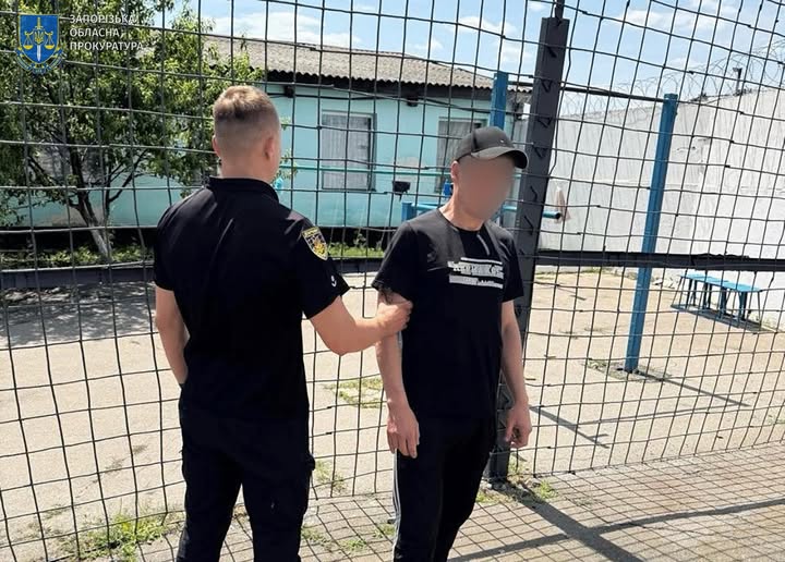 Сидів в ізоляторі і викрав гроші у матері загиблого військового – у Запоріжжі судитимуть чоловіка