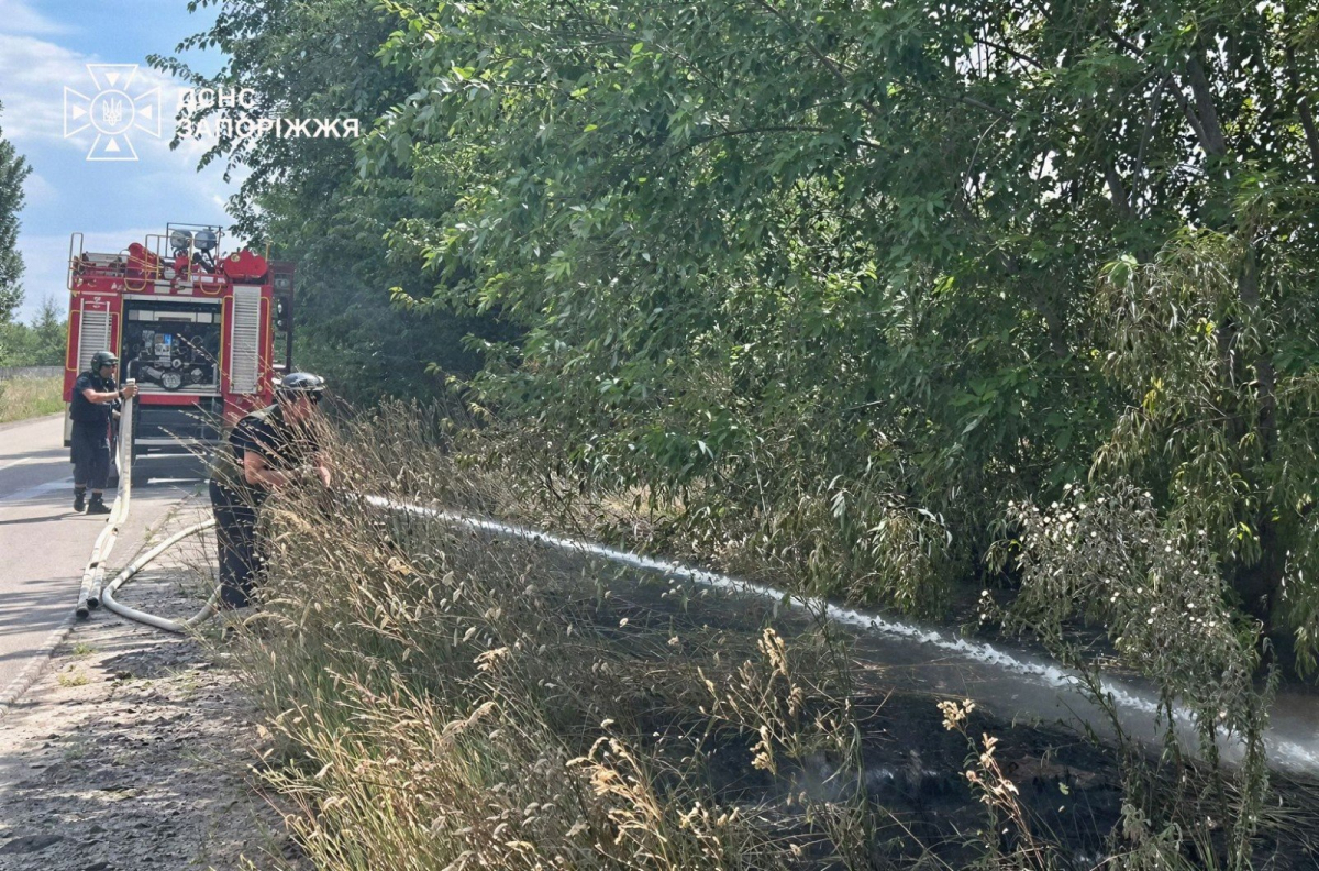Ворог ударив по запорізьким рятувальникам, коли вони працювали. Фото ГУ ДСНС