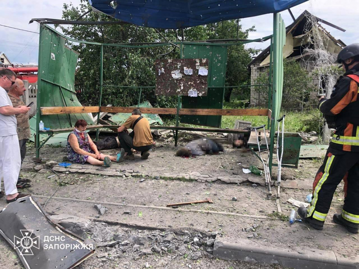 Ворог вдарив КАБами біля зупинки з людьми в селищі Балабине Запорізького району: подробиці трагедії (фото)