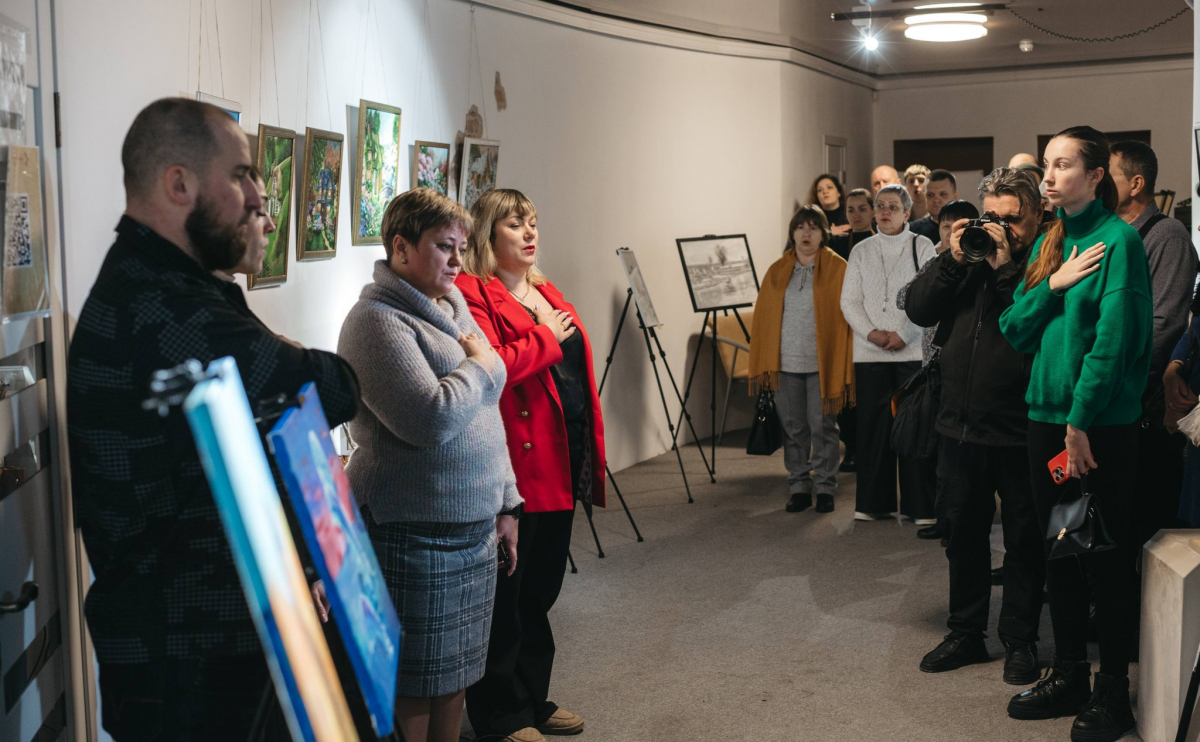 Мистецтво допомагає повернутись до мирного життя - у Запоріжжі відкрили виставку ветеранів та їхніх родин