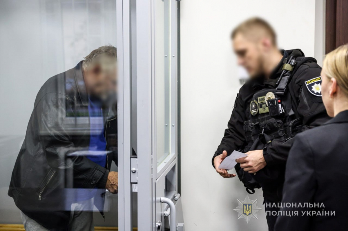 Зброярський склад у квартирі: у Запоріжжі викрили рецидивіста та його спільника (фото)