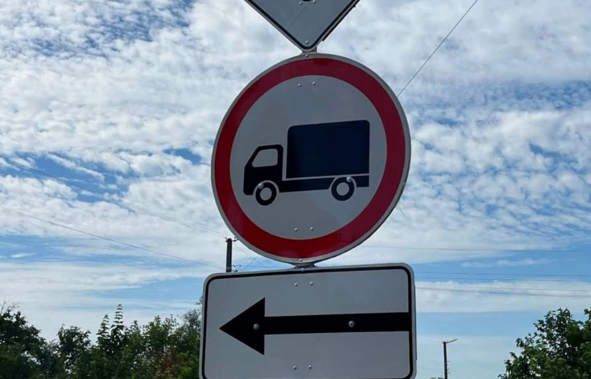 Водії вантажівок масово порушують заборону руху Вантовим мостом у Запоріжжі