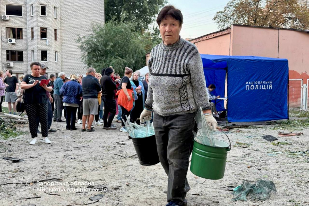 Вночі ворог атакував Запоріжжя - є постраждали, пошкоджені багатоповерхівки, торговий центр та виш (фото, відео)