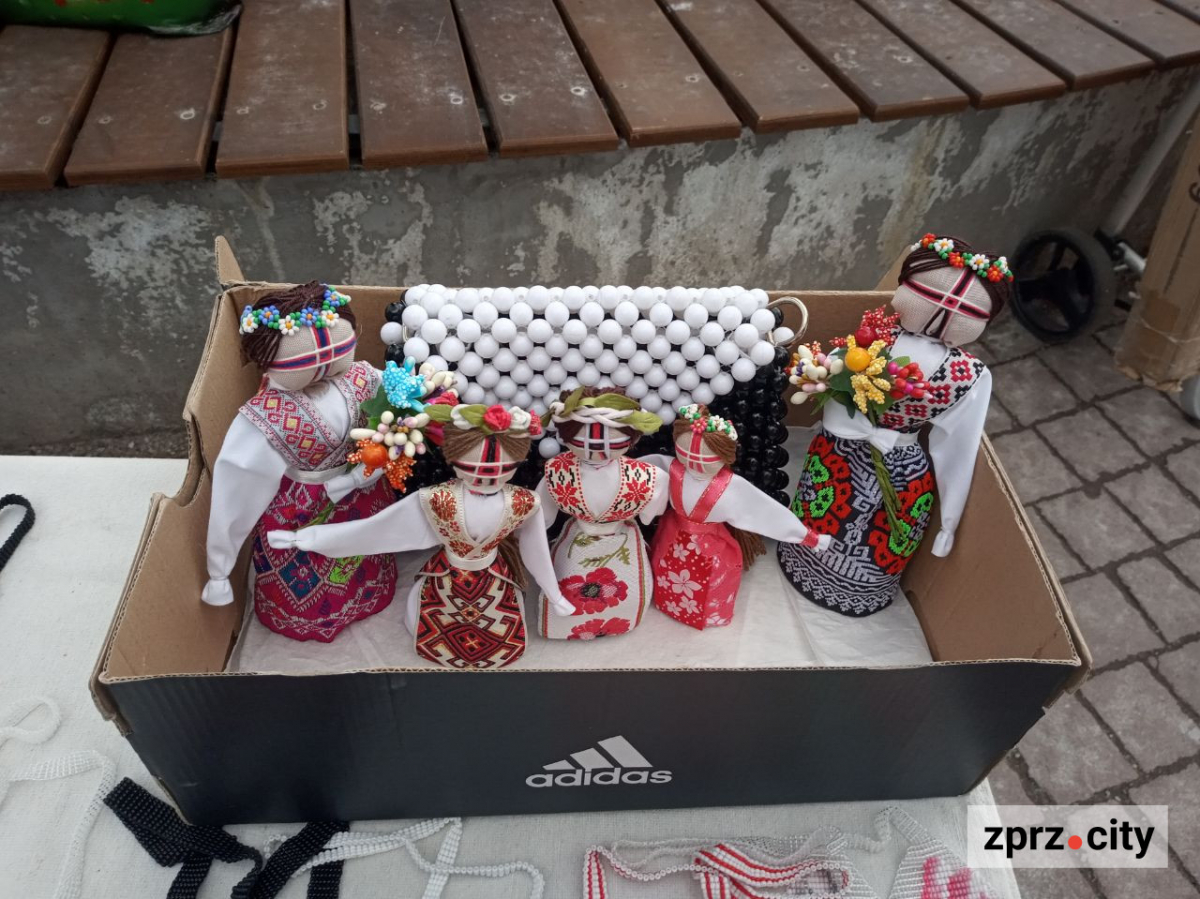 Майдан Митців у Запоріжжі: як вернісаж біля фонтану виглядає на початку весни (фото)