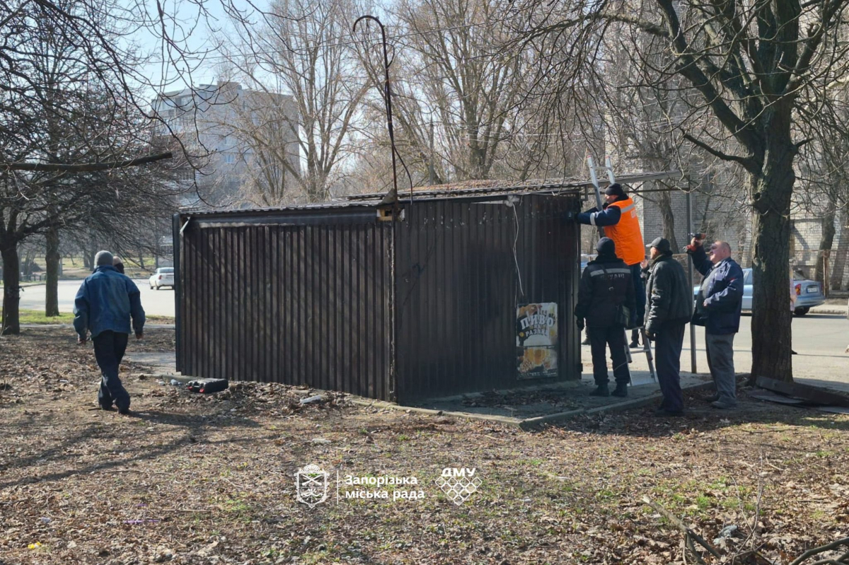 Звільнили місце: у Запоріжжі знесли кіоск, який ніхто не дозволяв встановлювати (фото)