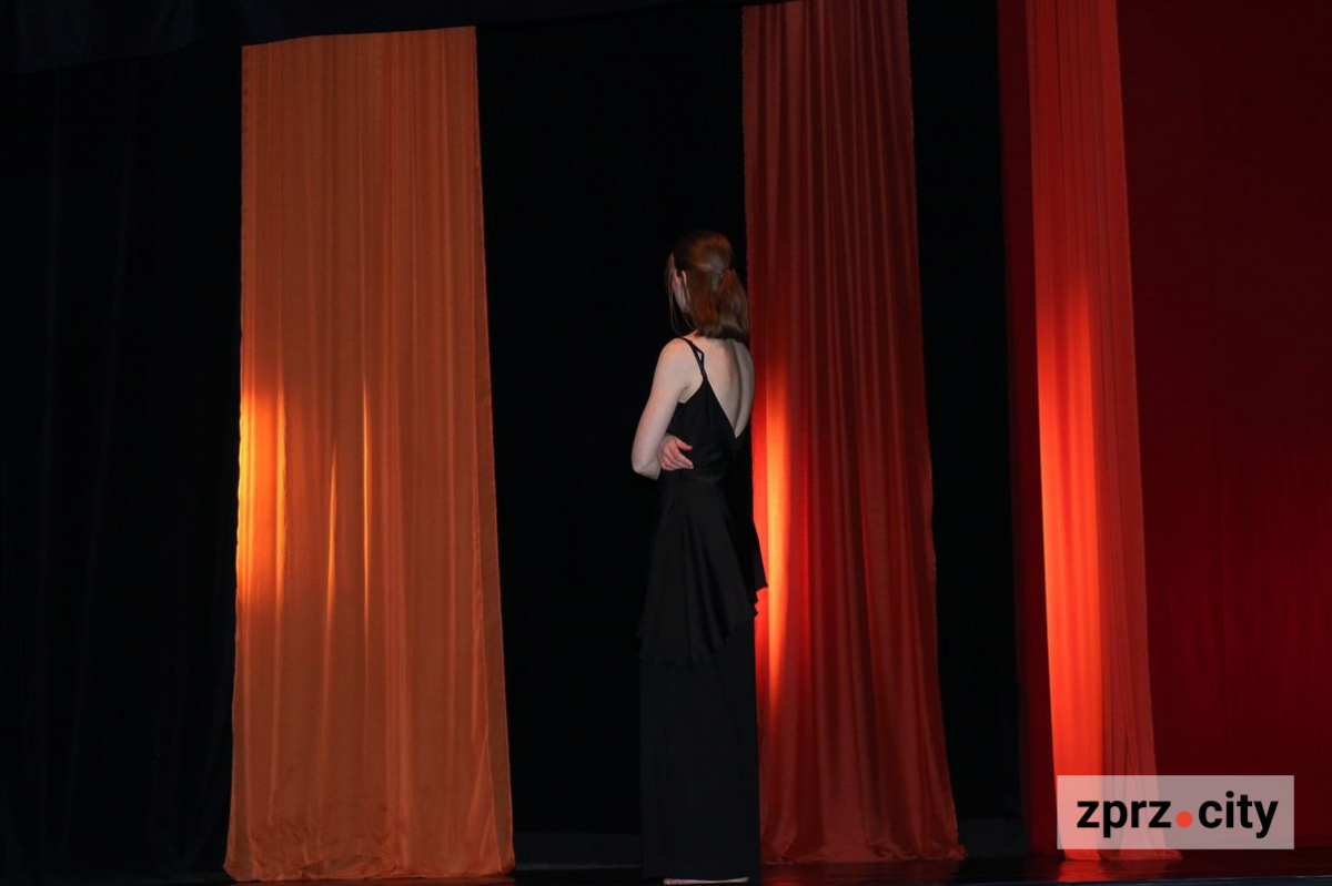 У Запоріжжі покажуть прем'єру, де героїня говоритиме мовою тіла і даруватиме глядачам прикраси 