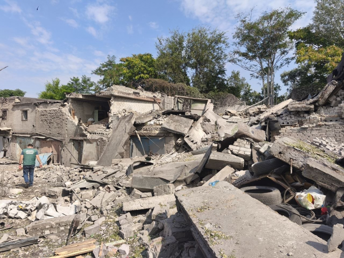 Знищили гаражі: екологи показали наслідки авіаудару у Вознесенівському районі Запоріжжя (фото)