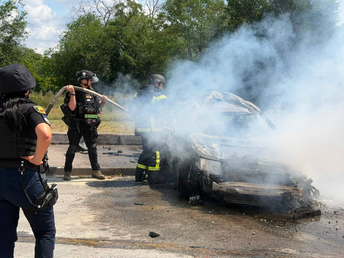 Людина згоріла у авто: армія рф вдарила керованими бомбами по Запоріжжю - що відомо (фото, відео)