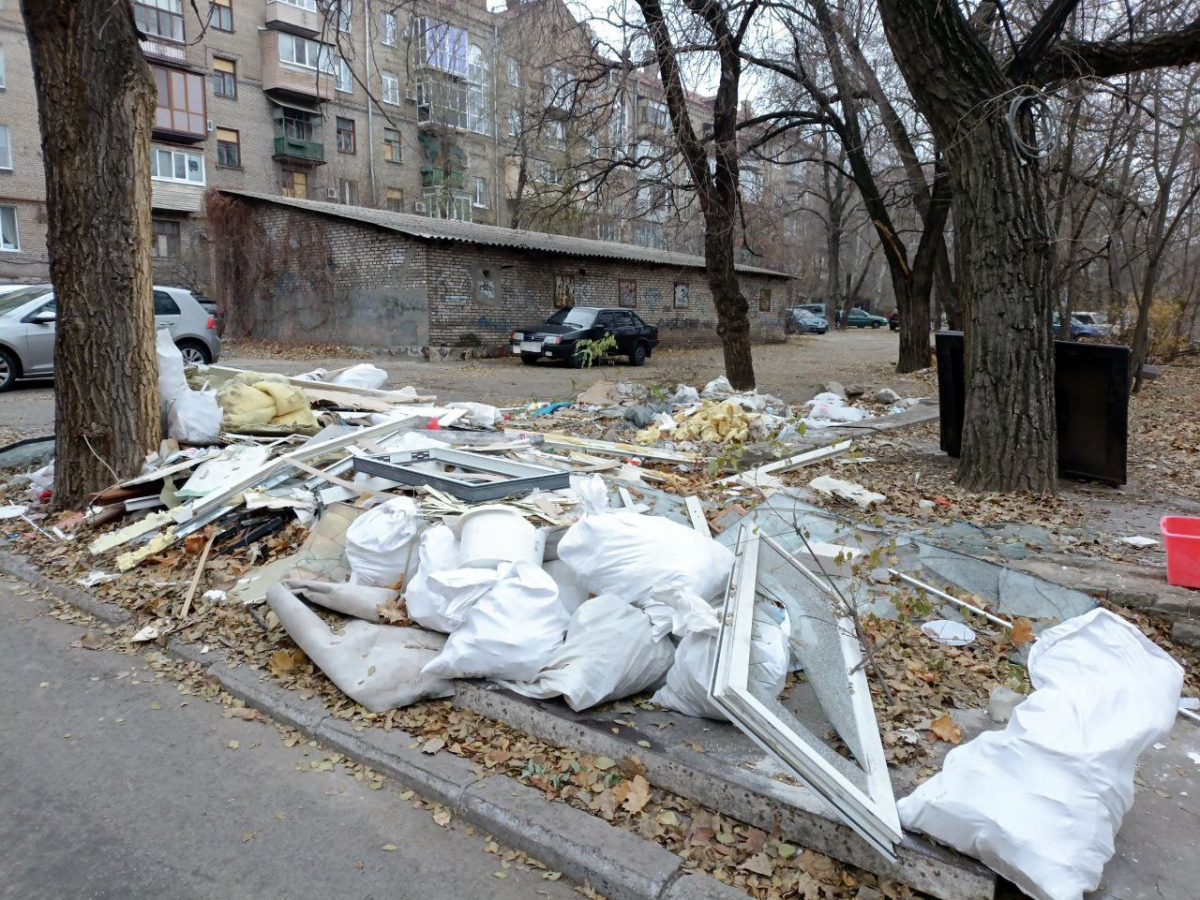 Стихійне сміттєзвалище поруч із будинками – у Запоріжжі виявили купи непотребу