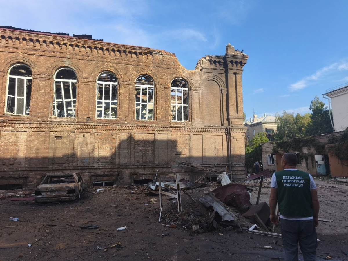 Масштабні руйнування та згарища: у Запоріжжі екологи обстежили місця ударів російських дронів (фото)