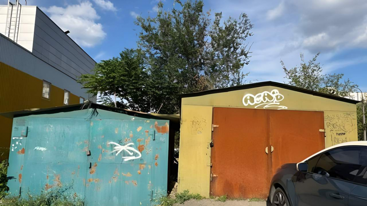 Без примусу та скандалів — у Запоріжжі власники самі демонтували незаконні гаражі та кіоск (фото)