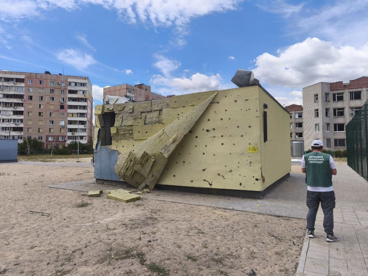 «Будинок весь хитало»: мешканці Космічного району Запоріжжя розповіли, як пережили удари КАБів (фото)