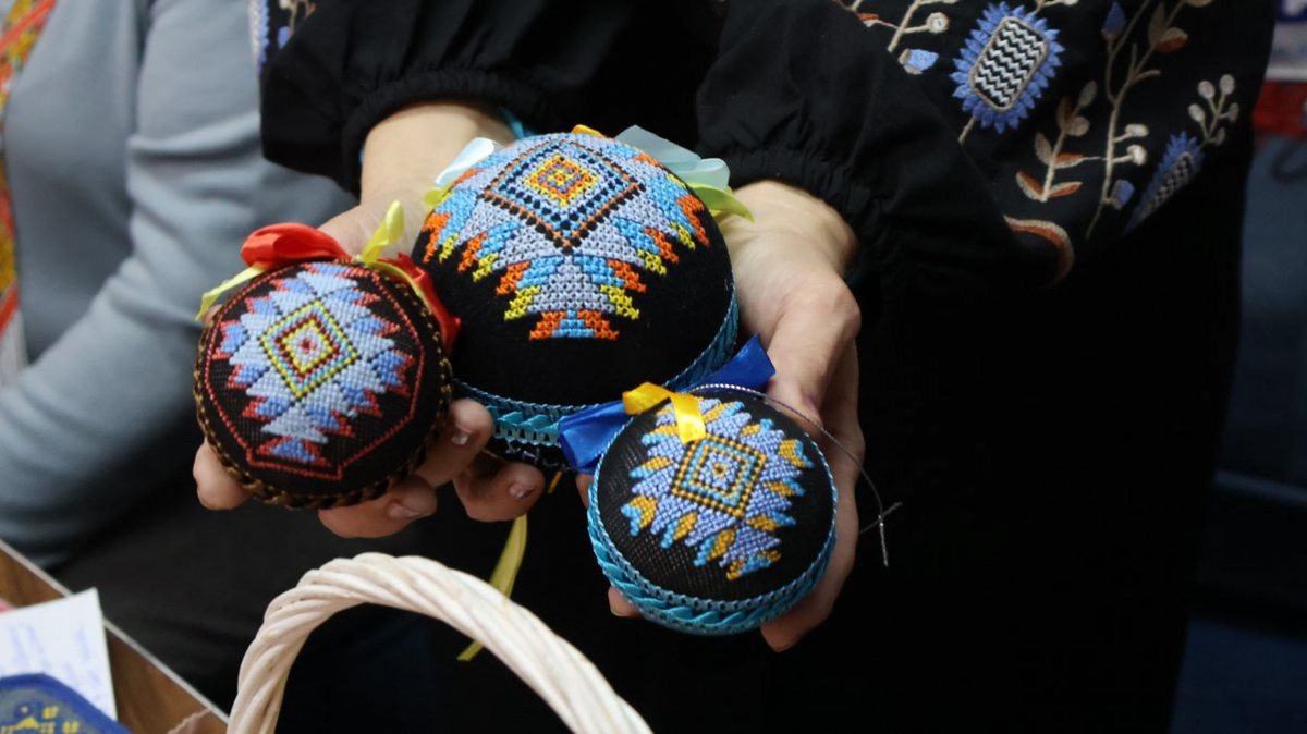 У Запоріжжі створили «музичну» колекцію вишитих кульок - фото