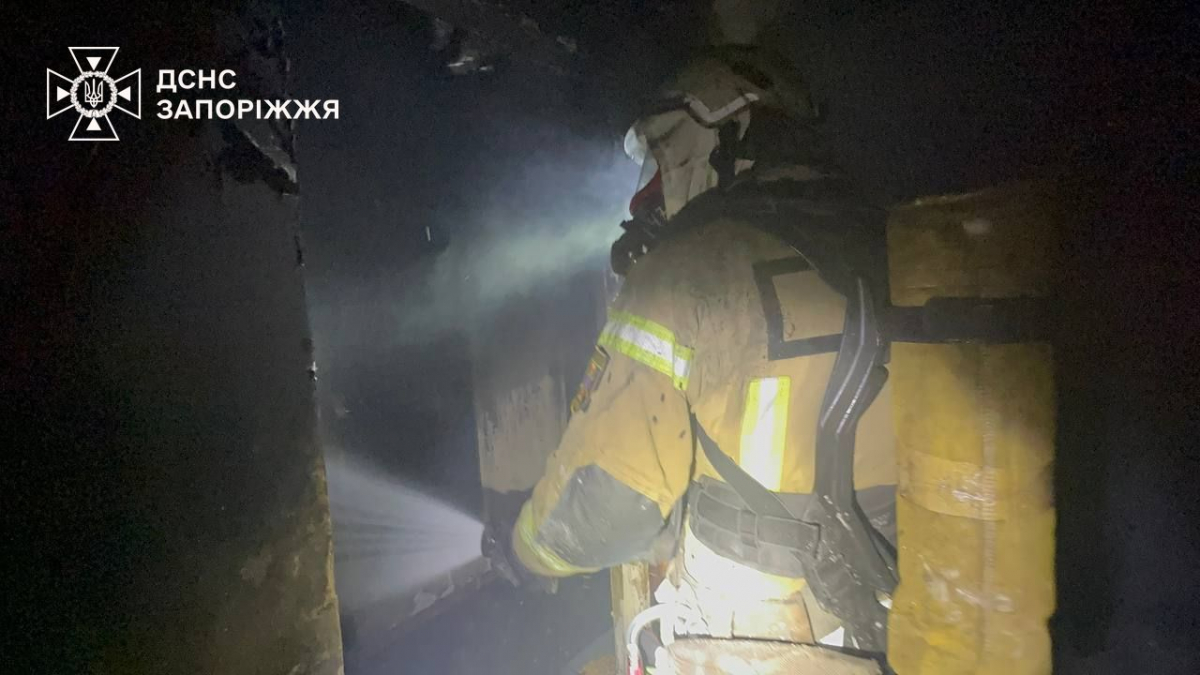 Трагедія у Запоріжжі - під час пожежі загинув господар квартири, інші мешканці евакуйовані (відео, фото)