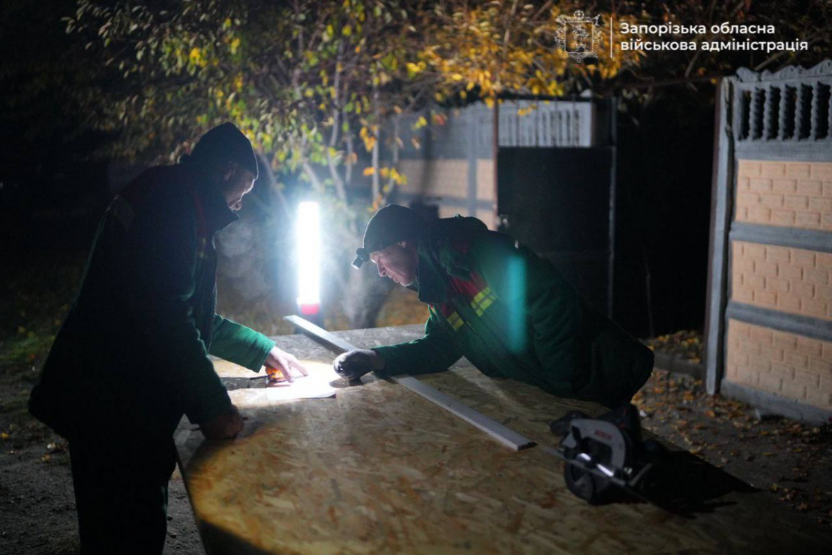 Вночі росіяни вдарили по Запоріжжю: двоє поранених, тисячі мешканців залишились без світла (фото, відео)