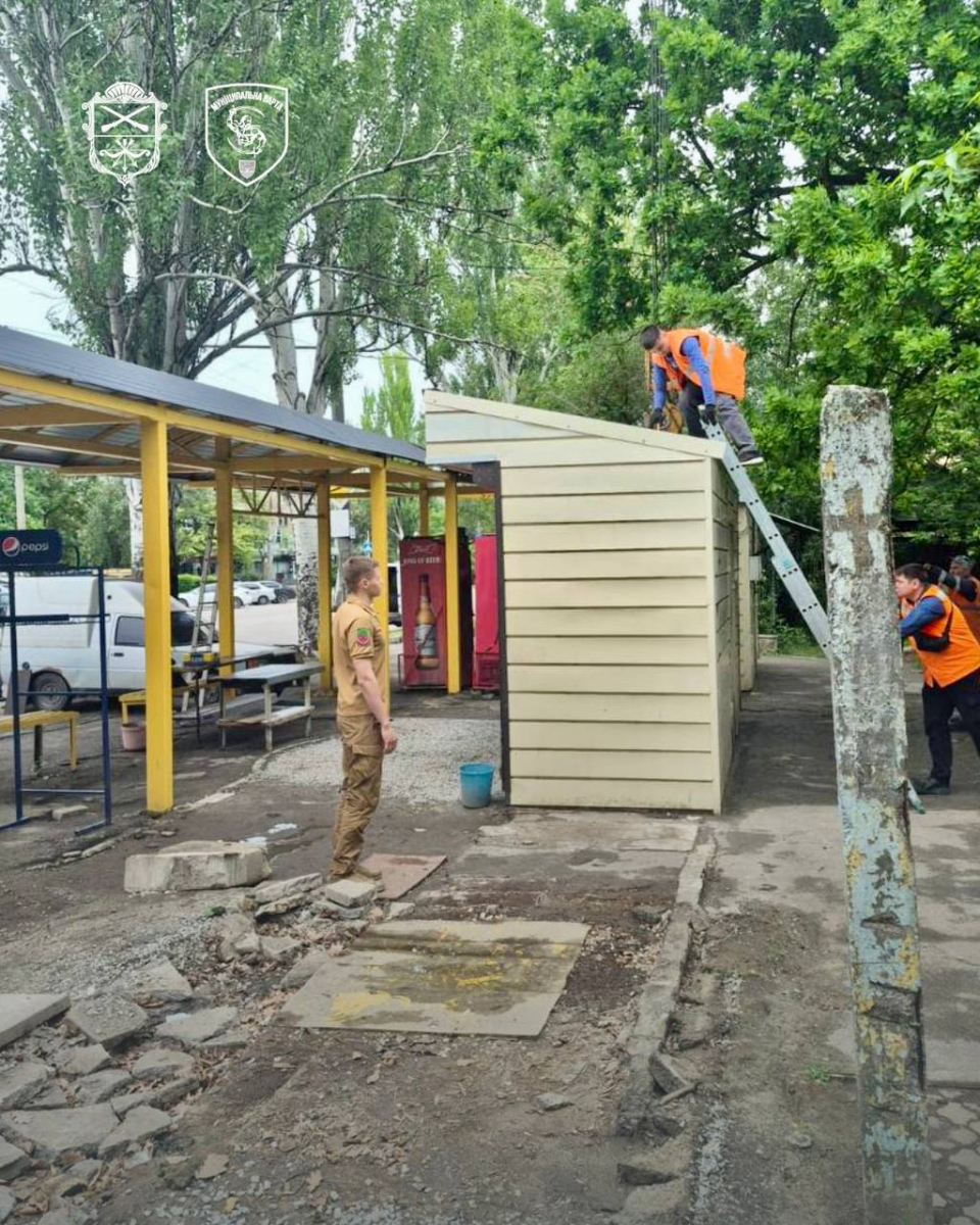 Попередження залишили без уваги: у Запоріжжі примусово прибрали незаконні МАФи біля зупинки (фото)