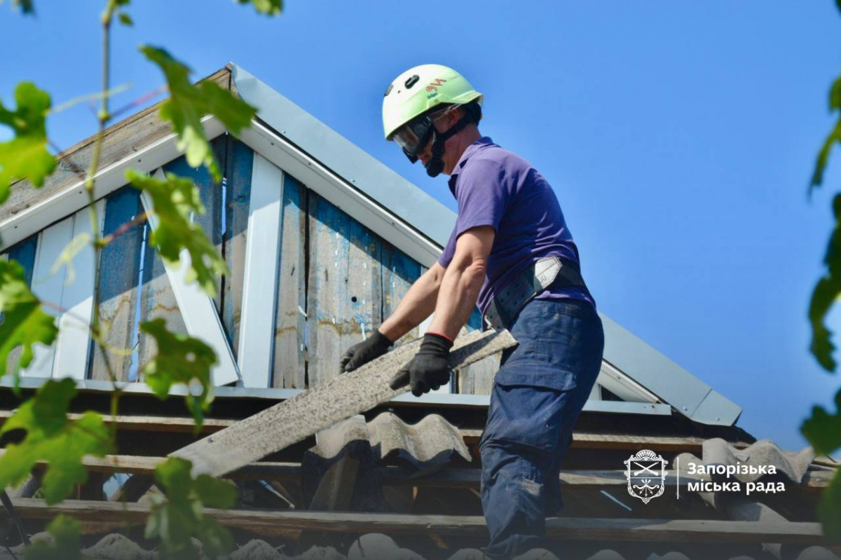 У Запоріжжі продовжують усувати наслідки масованої ворожої атаки 30 вересня - що зробили